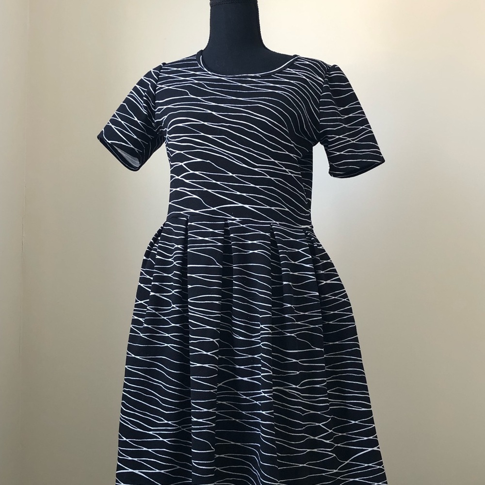 LuLaRoe Medium Amelia Dress Black White Short Sleeve Back Zip Pockets